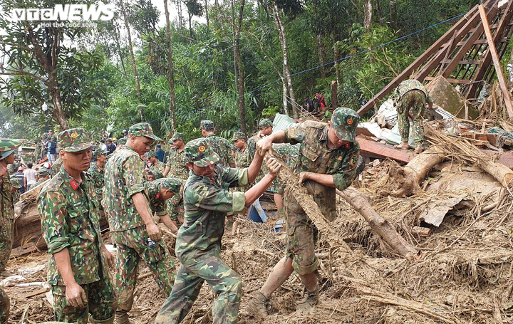 Bộ đội, công an xới đống bùn nhão tìm 14 người còn mất tích ở Trà Leng - 7