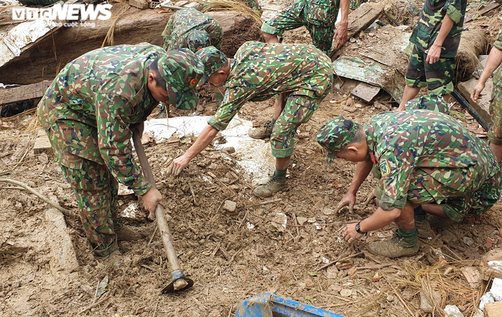 Bộ đội, công an xới đống bùn nhão tìm 14 người còn mất tích ở Trà Leng - 4