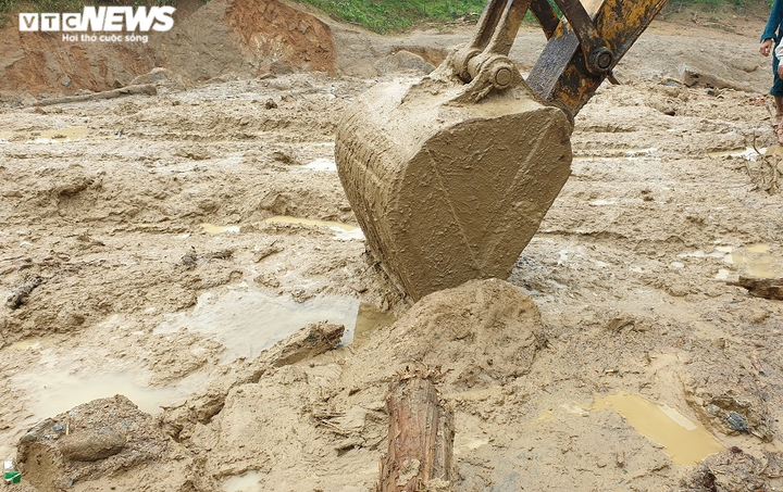 Bộ đội, công an xới đống bùn nhão tìm 14 người còn mất tích ở Trà Leng - 3