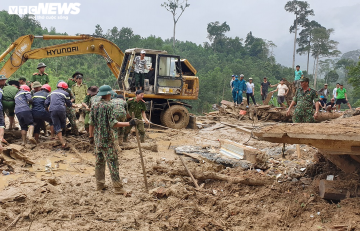 Bộ đội, công an xới đống bùn nhão tìm 14 người còn mất tích ở Trà Leng - 5