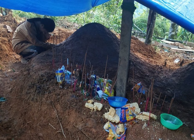 Đau lòng hình ảnh nữ sinh Quảng Nam gục khóc bên mộ cha mẹ sau vụ sạt lở - 2