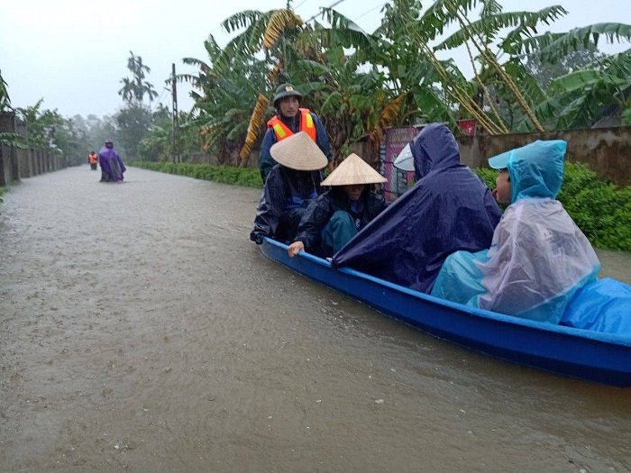 Cán bộ xã chèo thuyền vượt lũ đưa bệnh nhân ung thư đi cấp cứu - 2
