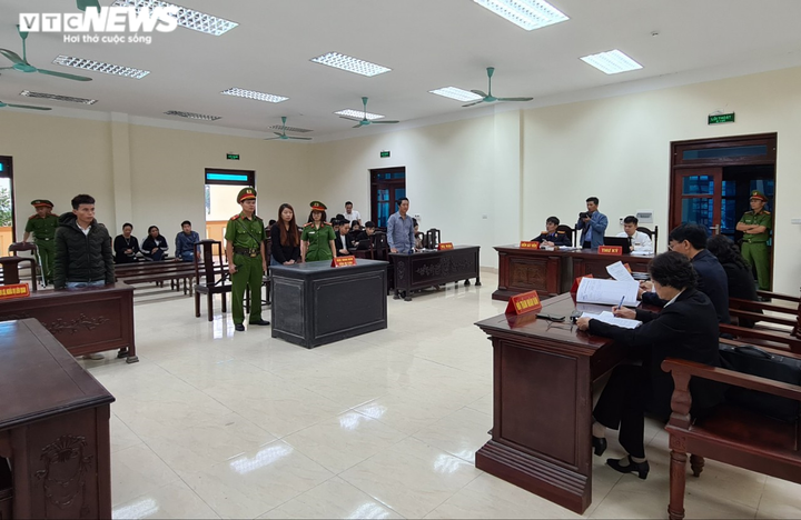 Hình ảnh 'mẹ mìn' bắt cóc bé trai 2 tuổi ở Bắc Ninh hầu tòa sơ thẩm - 1