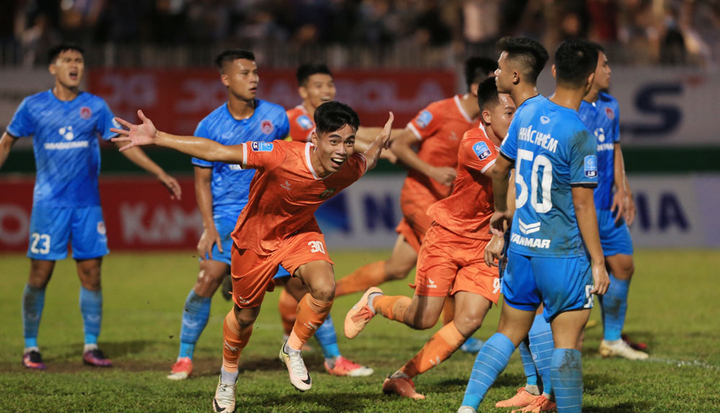 HLV Nguyễn Đức Thắng ăn mừng Bình Định thăng hạng V-League - 3