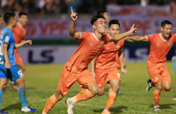 HLV Nguyễn Đức Thắng đưa Bình Định trở lại V-League sau 12 năm - 2