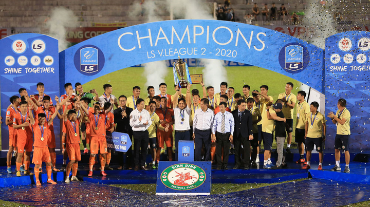 HLV Nguyễn Đức Thắng ăn mừng Bình Định thăng hạng V-League - 9