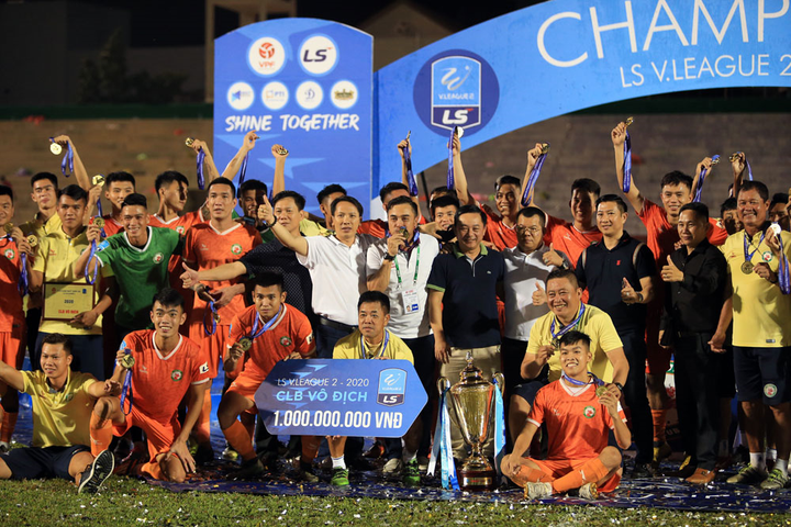 HLV Nguyễn Đức Thắng ăn mừng Bình Định thăng hạng V-League - 10