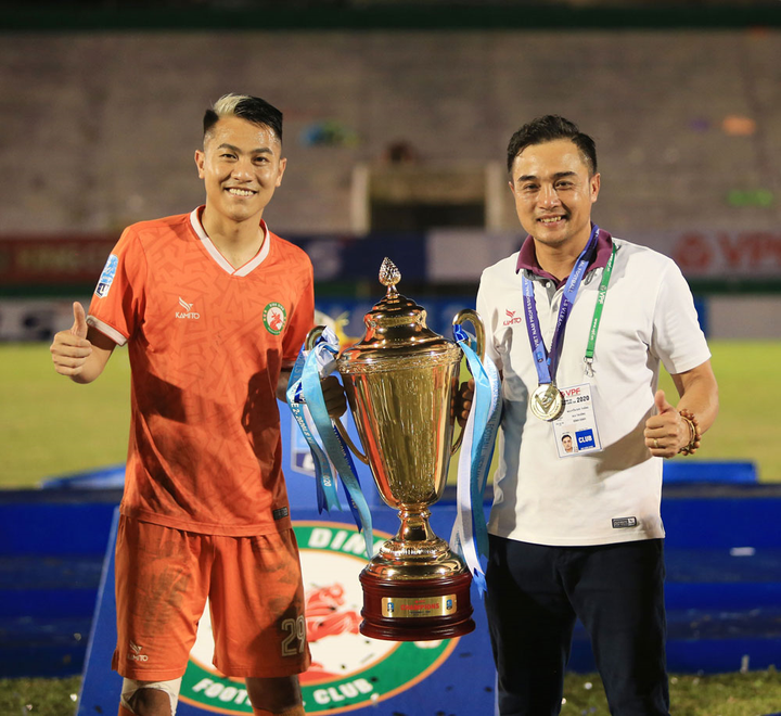 HLV Nguyễn Đức Thắng ăn mừng Bình Định thăng hạng V-League - 11