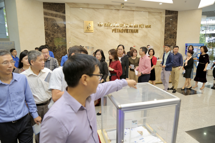 Petrovietnam ủng hộ 328 tỷ đồng cho đồng bào miền Trung bị bão lũ - 1