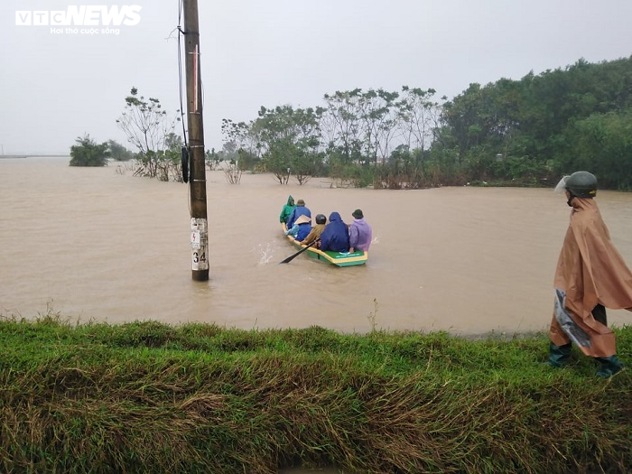 Quốc lộ 1A qua Hà Tĩnh biến thành sông, hàng trăm nhà dân bị ngập - 2