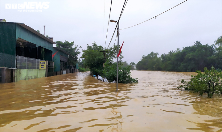 Nghệ An: Hơn 5.000 người bị cô lập, dân thiếu nước sạch, lương thực - 1