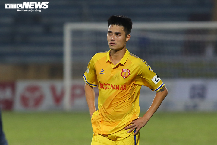 Trọng tài góp 1 tay đẩy Nam Định đến bờ vực tuyệt vọng - 1