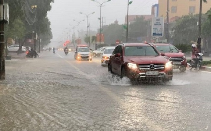 Quốc lộ 1A qua Hà Tĩnh biến thành sông, hàng trăm nhà dân bị ngập - 1