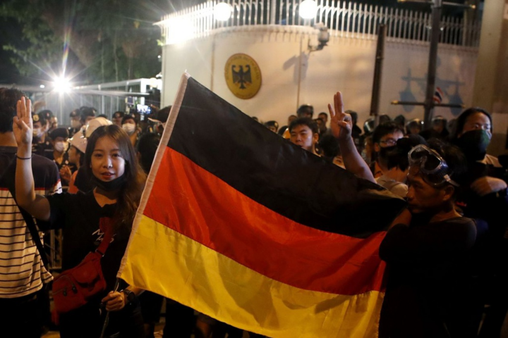 Berlin hứng chịu sức ép vì nhà vua Thái Lan - 1
