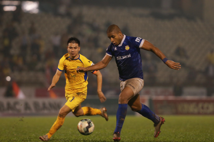 Hòa SLNA, Nam Định trụ hạng V-League với kịch bản nghẹt thở đến khó tin - 2