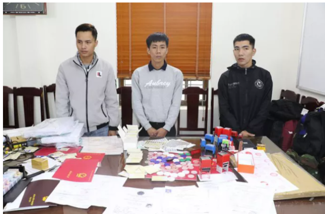 Bắt 3 nữ cán bộ ở Thanh Hóa trong đường dây làm văn bằng, chứng chỉ giả - 2