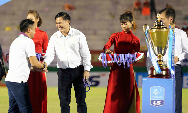 HLV Nguyễn Đức Thắng ăn mừng Bình Định thăng hạng V-League - 8