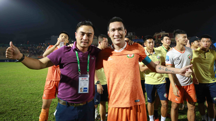HLV Nguyễn Đức Thắng ăn mừng Bình Định thăng hạng V-League - 6