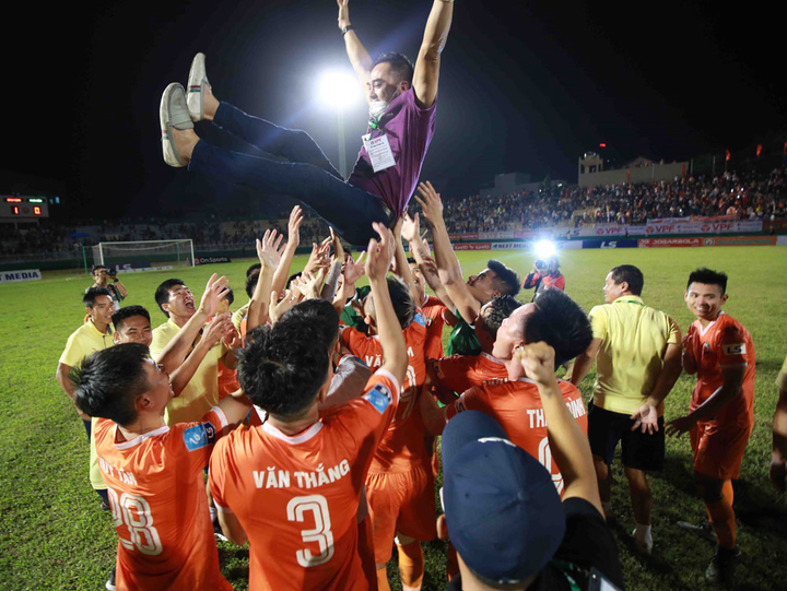 HLV Nguyễn Đức Thắng ăn mừng Bình Định thăng hạng V-League - 7