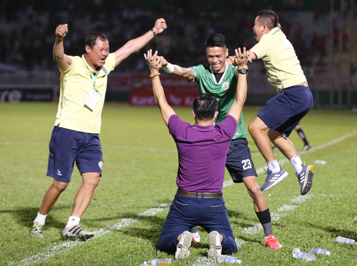 HLV Nguyễn Đức Thắng ăn mừng Bình Định thăng hạng V-League - 4