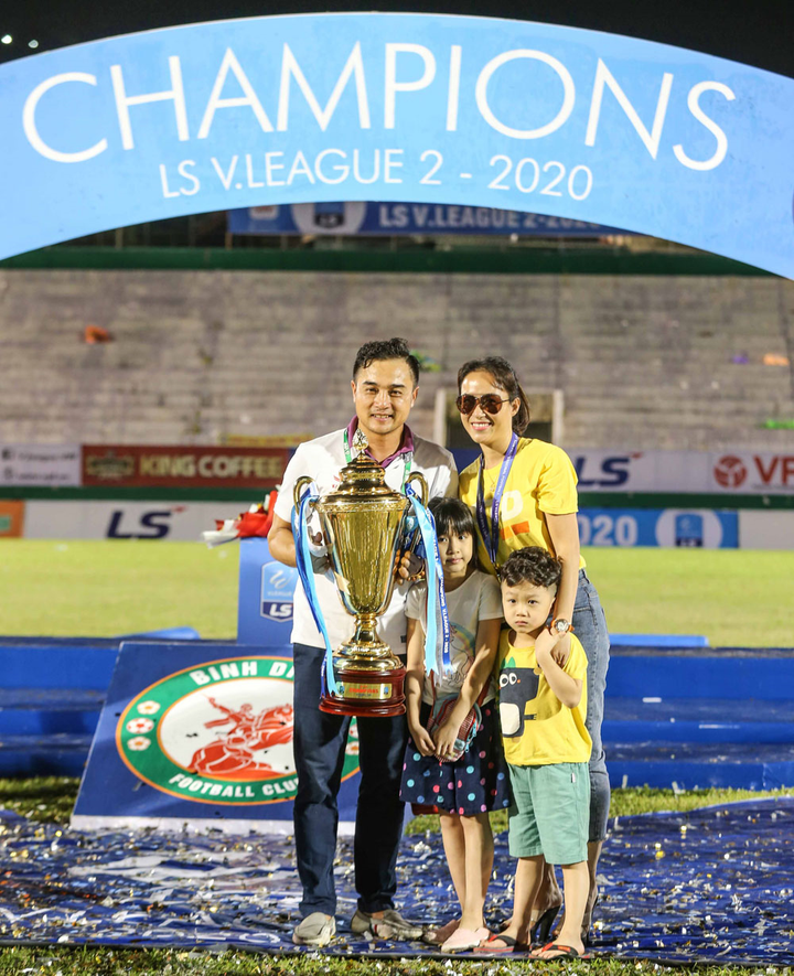 HLV Nguyễn Đức Thắng ăn mừng Bình Định thăng hạng V-League - 12