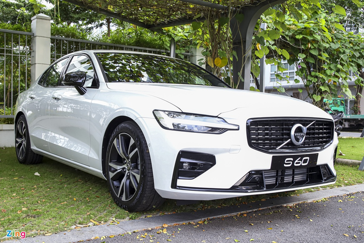  Với 1,7 tỷ đồng, chọn Volvo S60 R-Design hay Mercedes-Benz C 200? - 1