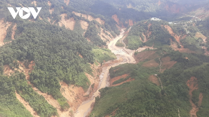 Quảng Nam: Cận cảnh trực thăng đưa hàng tiếp tế tới vùng cô lập ở Phước Sơn - 10