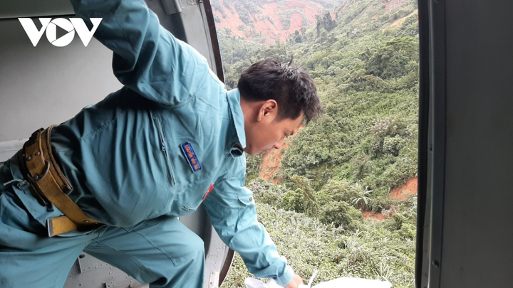 Quảng Nam: Cận cảnh trực thăng đưa hàng tiếp tế tới vùng cô lập ở Phước Sơn - 12