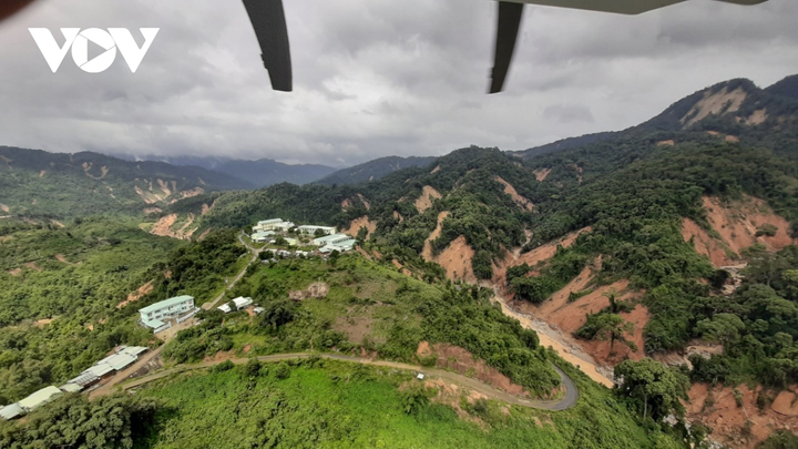 Quảng Nam: Cận cảnh trực thăng đưa hàng tiếp tế tới vùng cô lập ở Phước Sơn - 5