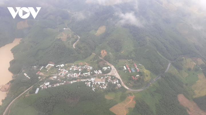 Quảng Nam: Cận cảnh trực thăng đưa hàng tiếp tế tới vùng cô lập ở Phước Sơn - 7