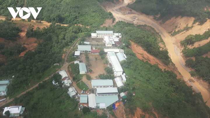 Quảng Nam: Cận cảnh trực thăng đưa hàng tiếp tế tới vùng cô lập ở Phước Sơn - 8