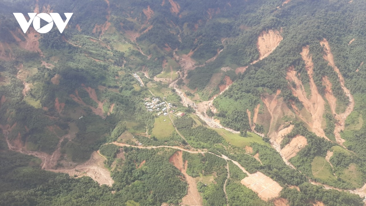 Quảng Nam: Cận cảnh trực thăng đưa hàng tiếp tế tới vùng cô lập ở Phước Sơn - 9