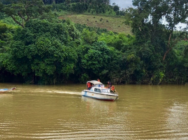 Lũ cuốn trôi cầu, Kon Tum điều ca nô chở gạo cứu đói cho dân - 1