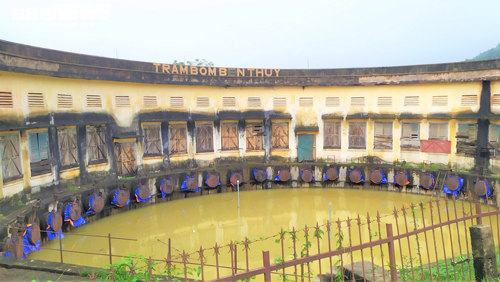 Ảnh: Nghịch lý trạm bơm khổng lồ 'đắp chiếu' nhiều năm, nhà dân vẫn ngập gần 2m - 2