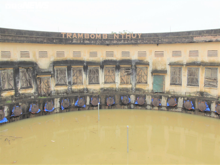 Ảnh: Nghịch lý trạm bơm khổng lồ 'đắp chiếu' nhiều năm, nhà dân vẫn ngập gần 2m - 9