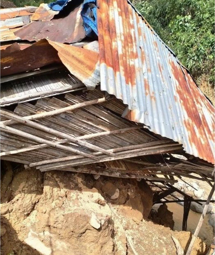 Lũ quét cuốn sập 6 nhà dân ở Quảng Ngãi - 1