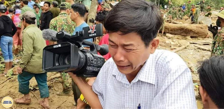Thắt lòng bức ảnh phóng viên khóc nghẹn khi thi thể em bé Trà Leng được tìm thấy - 1