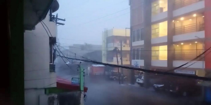 Siêu bão Goni suy yếu khi đi qua Philippines - 1