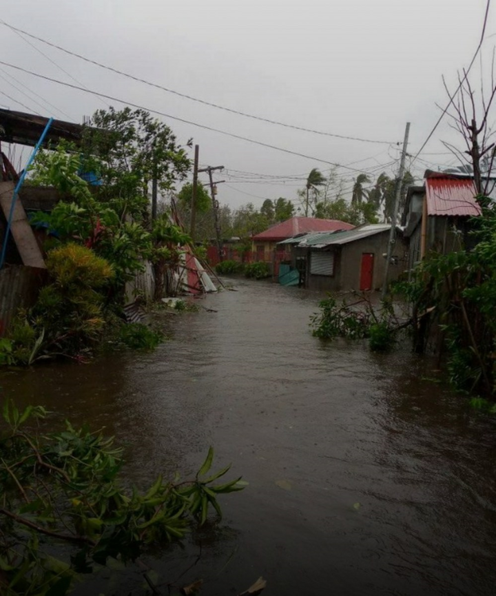 Siêu bão Goni suy yếu khi đi qua Philippines - 2