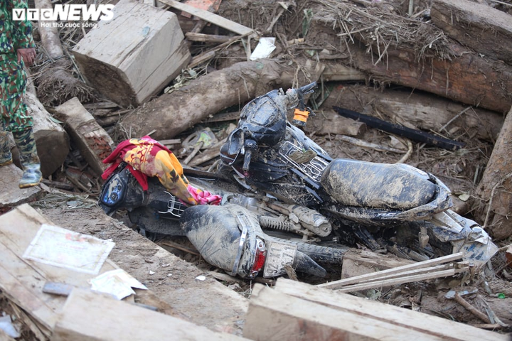 Ảnh: Ám ảnh những đồ vật còn sót lại sau vụ sạt lở kinh hoàng ở Trà Leng - 4