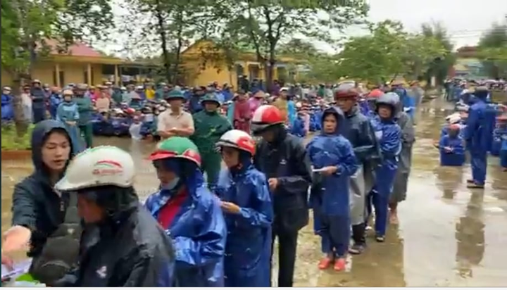 Thủy Tiên dừng phát tiền cứu trợ vì thấy dân đeo vàng: Chính quyền xã lý giải - 2