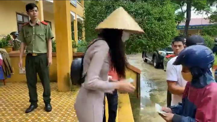 Thủy Tiên dừng phát tiền cứu trợ vì thấy dân đeo vàng: Chính quyền xã lý giải - 1