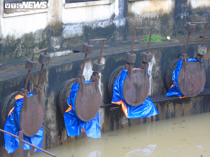 Ảnh: Nghịch lý trạm bơm khổng lồ 'đắp chiếu' nhiều năm, nhà dân vẫn ngập gần 2m - 3