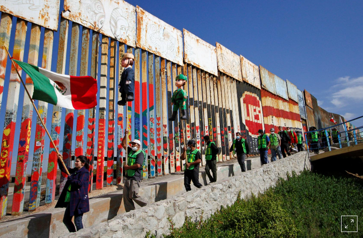 Người biểu tình Mexico đốt hình nộm Donald Trump, kêu gọi bầu cho ông Biden - 1