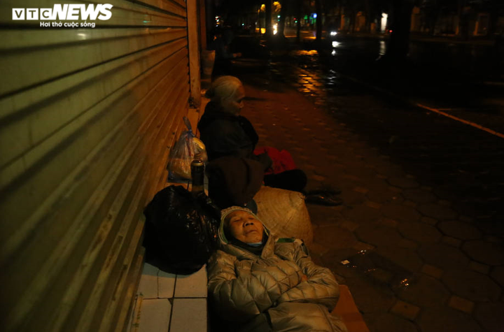 Xót xa cảnh 'màn trời chiếu đất' của người vô gia cư tại Hà Nội - 2