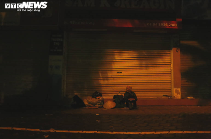 Xót xa cảnh 'màn trời chiếu đất' của người vô gia cư tại Hà Nội - 1
