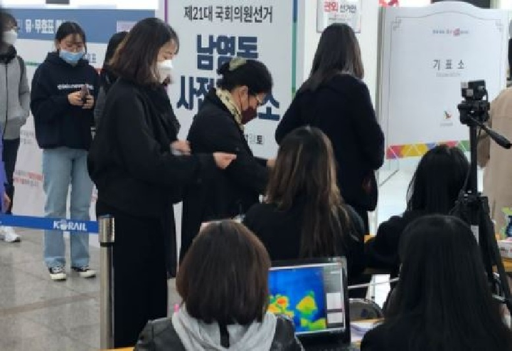 Ác mộng COVID-19 trở lại, nhiều nước đồng loạt phong tỏa - 13