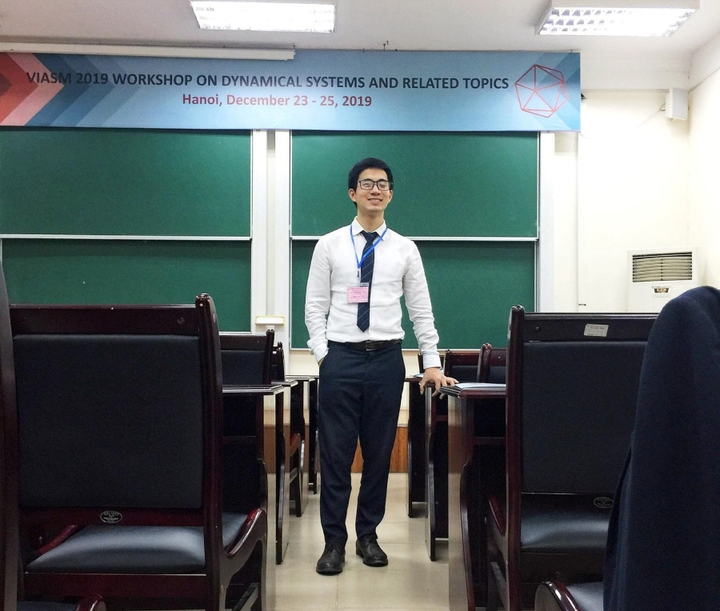 Học trò 'phát cuồng' với thầy giáo soái ca sẵn sàng cho sinh viên điểm 10 - 2