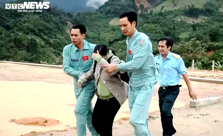 Trực thăng tiếp tế lương thực, chuyển sản phụ vùng cô lập ở Quảng Nam ra ngoài - 2