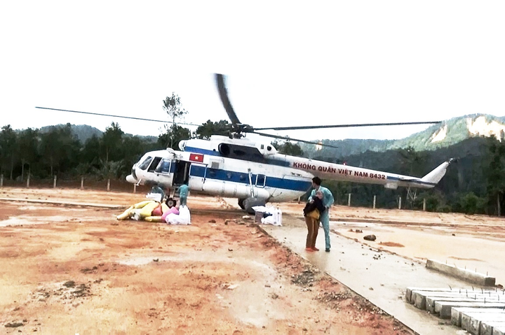 Trực thăng tiếp tế lương thực, chuyển sản phụ vùng cô lập ở Quảng Nam ra ngoài - 1